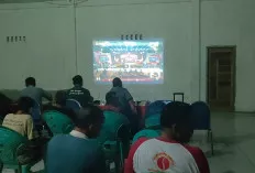 Warga Kelurahan Ngulak Antusias Saksikan Debat Kedua Pilgub Sumsel 2024, Nobar di Balai Kelurahan