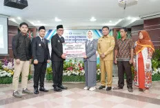 Bupati Muba dan Wakil Bupati Serahkan Bantuan Living Cost Bagi Penerima Beasiswa ke Belanda