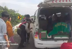 Sat Samapta Polres Ogan Ilir Bantu Mobil Jenazah Pecah Ban di Tol Palindra