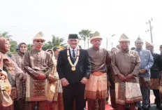 Sekda Sumsel Edward Candra Wakili Pj Gubernur Hadiri Paripurna Hari Jadi Kabupaten OKU Timur Ke-21 Tahun 2025