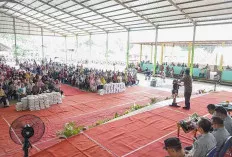 Apriyadi Boyong Paket Sembako dan THR untuk Kaum Dhuafa di Desa Lumpatan