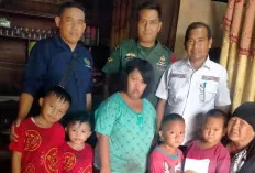 Sebagai Bentuk Rasa Peduli: Nenek Murniati dan Anaknya Disabilitas Dapat Bantuan Sembako