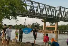 Debit Air Sungai Turun, Emak-Emak Berjajar Dipinggiran Sungai, Ada Apa Ya?
