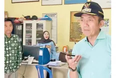 Hanya Dapati 4 Pegawai Honorer, Dewa: Dak Galak Begawe, Pindah Bae