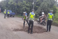 Hindari Lakalantas, Satlantas Polres OKU Lakukan Penimbunan Jalan Berlubang 