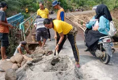 Sinergi Polri dan Masyarakat, Polsek Jayaloka Perbaiki Tanggul Jembatan Rusak di Desa Purwodadi