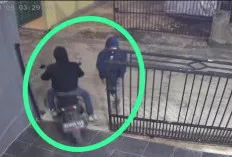 Aksi Curanmor di Palembang Terekam CCTV, Dua Motor Raib Saat Penghuni Kos Tertidur