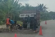 Lubang di Jalinteng Sanga Desa Mulai Diperbaiki, Dengan Cara Ditambal Sulam