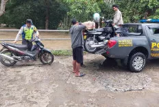 Curah Hujan Tinggi, Polsek Belitang III Bantu Evakuasi Korban Banjir