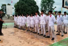 Semangat Nasionalisme di Lalan Menyala Kuat, Upacara Penurunan Bendera di Tengah Hujan Lebat