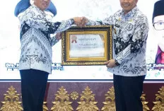 Pj Gubernur Agus Fatoni Diberi Penghargaan oleh PGRI Sumsel