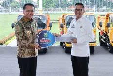 Dukung Kebersihan, PJ Gubernur Sumsel Serahkan 15 Unit Mobil Kebersihan 