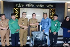 Masuk Kerja, Wakil Bupati OKU Selatan Serahkan Bantuan Kursi Roda