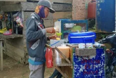 Cuaca Panas Dongkrak Omset Pedagang Es Jagung di Sanga Desa