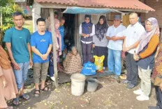  Dinsos Muba Salurkan Bantuan Bupati H.M. Toha untuk Dua Lansia di Balai Agung