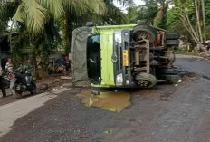 Jalan Lintas Tengah Sanga Desa Rusak Parah, Truk Fuso Terbalik Akibat Lubang