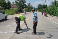 Pengendara PCX Terpental Usai Tabrak Truk yang Ingin Memutar Balik Arah