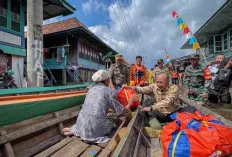 Rumah Warga Terdampak Banjir, Pj Bupati Apriyadi Door to Door Bagikan Sembako 