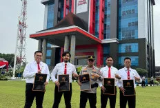 Kapolsek dan Anggota Polsek Sanga Desa Terima Pin Emas Kapolda Sumsel Atas Ungkap Kasus Curas Rp841 Juta