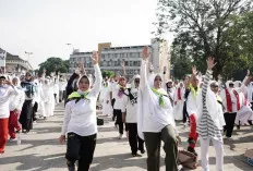 Jaga Fisik, Puluhan Ribu Jemaah Calon Haji Ikuti Senam Haji Indonesia 