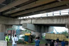 Truk Terjun dari Jembatan Keramasan, Diduga As Setir Lepas