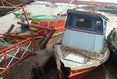 Astaga, Tongkang Batu Bara Hanyut dan Nyaris Tabrak Jembatan Ampera