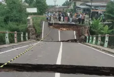  Jembatan Muara Dua Ambruk, Akses Warga Lumpuh dan Anggota Polisi Nyaris Terjatuh