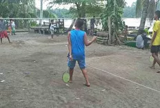 Kreatif, Manfaatkan Perkarangan Rumah Menjadi Lapangan Bulu Tangkis