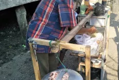 Bertahan dengan Bakso Pikul, Pedagang Raup Omzet Hingga Ratusan Ribu Rupiah Sehari