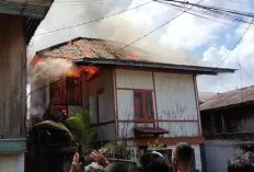 Korsleting Listrik Picu Kebakaran, Rumah Guru di Palembang Ludes Dilalap Api