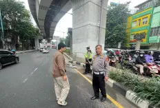 Waduh, Pengendara Motor Ini Saat Menikung Melebar, Akhirnya Menabrak Tiang LRT   