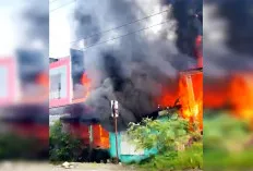 Detik–Detik Rumah Dihuni Tiga Kepala Keluarga di Empat Lawang Hangus Terbakar, Ini Penyebabnya 