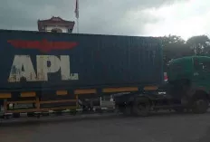 Sebabkan Kemacetan, Ratusan Unit Truk Besar Dikandangkan Personel Ketupat Musi 2024 