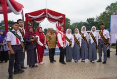 Peringatan Hari Lahir ke-76 PMR di SMAN 13 Palembang Ditandai Simulasi P3K dan Penanaman Pohon