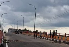 Jembatan Sungai Lilin Dijadikan Tempat Anak Muda Nongkrong dan Mancing 