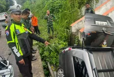 Hindari Kendaraan Lawan Arah, Toyota Innova Masuk Parit di Muara Enim