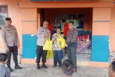 Polsek Sanga Desa Bagikan Sembako ke Warga Desa Air Itam