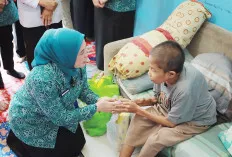 Ketua TP PKK Kota Palembang Kunjungi Warga yang Mengalami Sakit dan Harus Mendapatkan Perawatan 