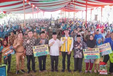Pj Bupati Apriyadi Mahmud Gelontorkan Banyak Bantuan di Jirak Jaya
