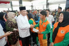 Bupati H M Toha Bagikan THR untuk Kaum Dhuafa, Petugas Kebersihan, dan Pengemudi 