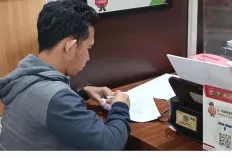 Seorang Pria Nekat Larikan Motor dan HP Milik Teman