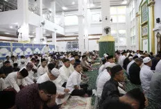 Sekda Edward Candra Bersama Keluarga Sholat Ied di Masjid Raya Taqwa Palembang