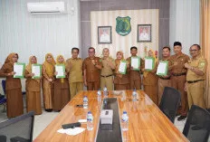 Kadisdikbud Muba Serahkan SK Plt Kepala Sekolah SD, Tekankan Disiplin dan Dukungan e-Office