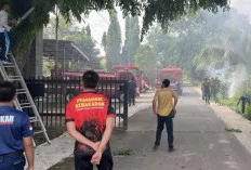 Personel Damkar Sekayu Gelar Kegiatan Kebersihan di Posko Induk