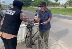 Satresnarkoba Polres Ogan Ilir Bagi-Bagi Takjil Gratis Kepada Masyarakat