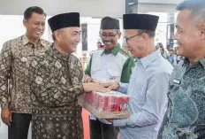 Para RT RW Terima Bingkisan dari Pj Bupati Apriyadi 