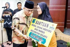 Pj Bupati Apriyadi Salurkan Bantuan Modal Usaha 740 UKM 