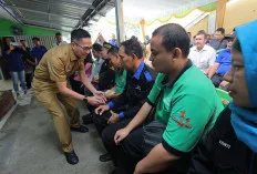 Sekda Ratu Dewa Serahkan Bantuan Sembako ke 114 Anggota Pertuni Palembang