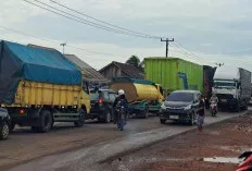 Jalan Rusak dan Antrean Solar Picu Macet di Jalintim Palembang–Jambi 