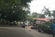 Resahkan Pengendara Melintas, Tambal Sulam di Jalan Muara Teladan-Sekayu